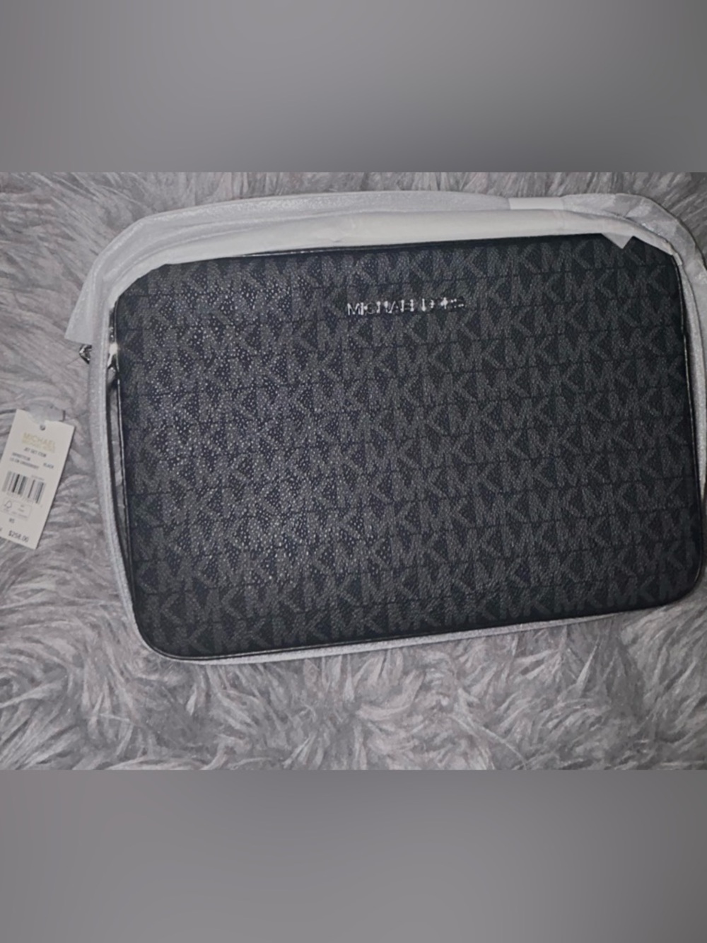 Michael Kors Jet Set Large Logo
Crossbody Bag - Picture 4 of 6